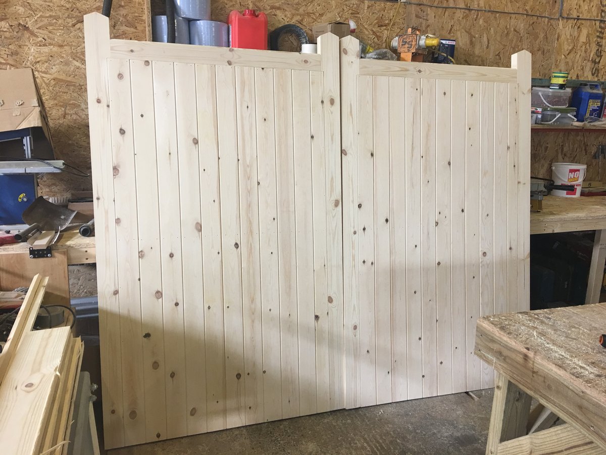 Click here to view the image of driveway gates govilon at higher resolution. An image of driveway gates govilon goes here.